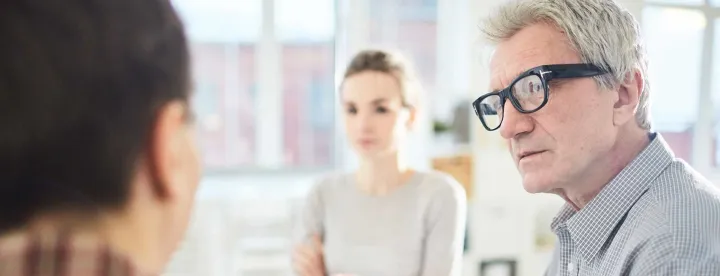 Profissionais conversando em reunião de trabalho
