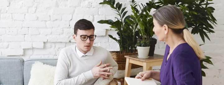 Conversa entre profissional e colaborador em ambiente de trabalho